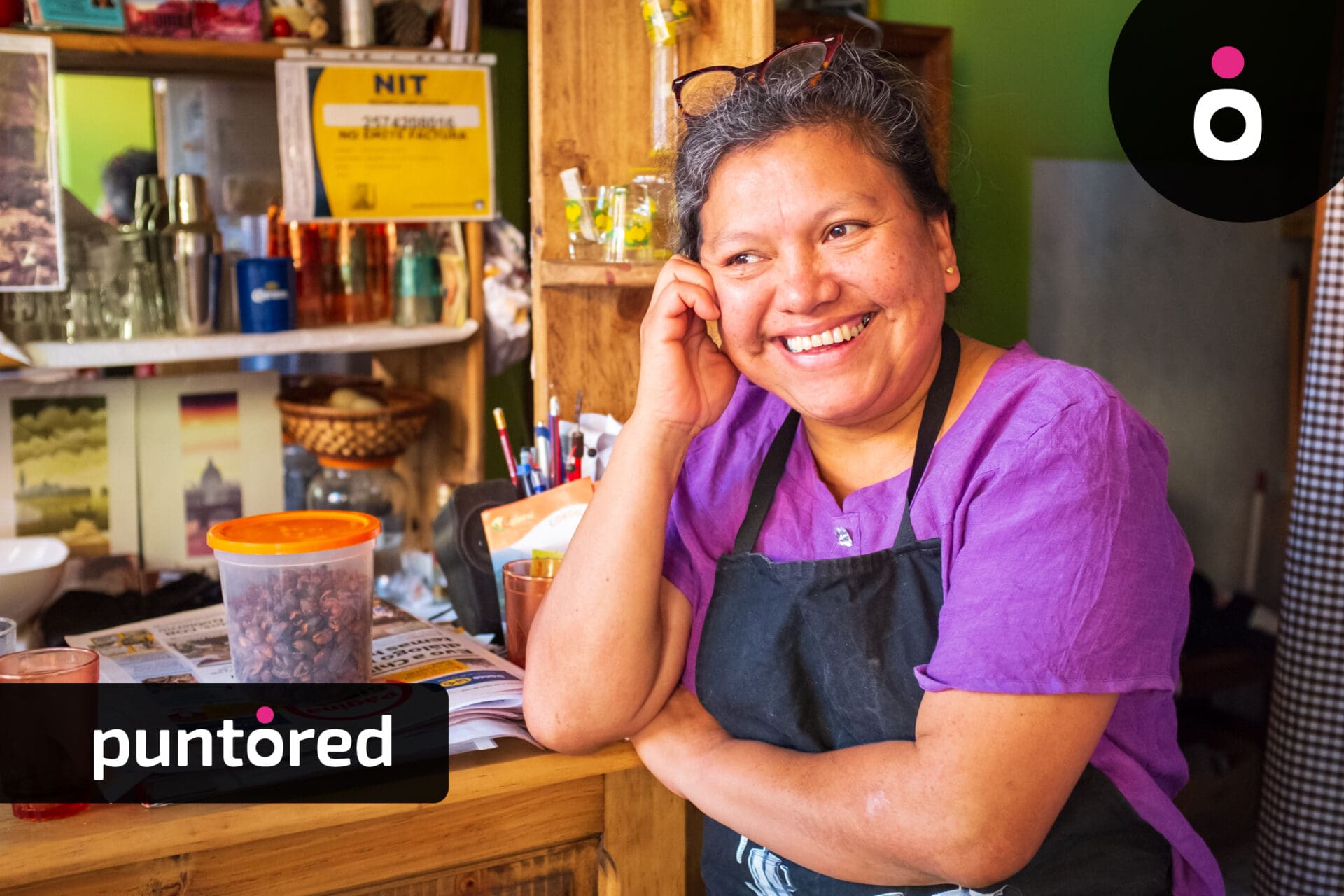 Persona aprendiendo a pagar PILA en un punto Puntored.